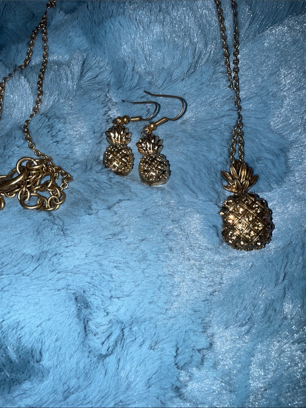 Vintage J. Crew Gold Pineapple Necklace and Drop Earrings Set - Picture 4 of 6